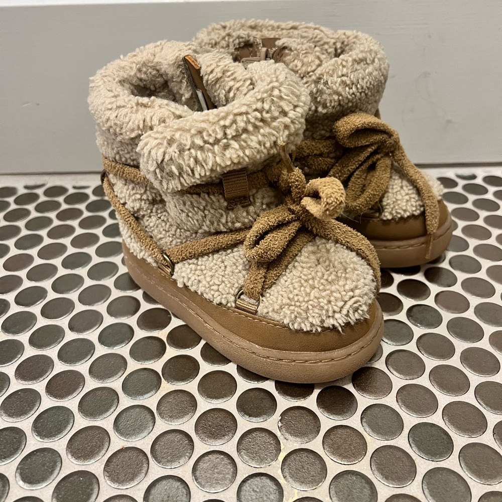 Zara Girls Sherpa Boots 22 US 6